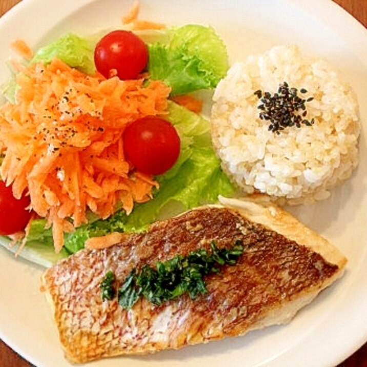 真鯛のポワレ にんじんサラダ キヌアご飯 レシピ 作り方 By タンタン0522 楽天レシピ